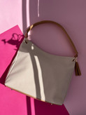 «کیف زنانه شیک به رنگ کرم با دسته قهوهای، مناسب استفاده روزمره و استایلهای مینیمال»